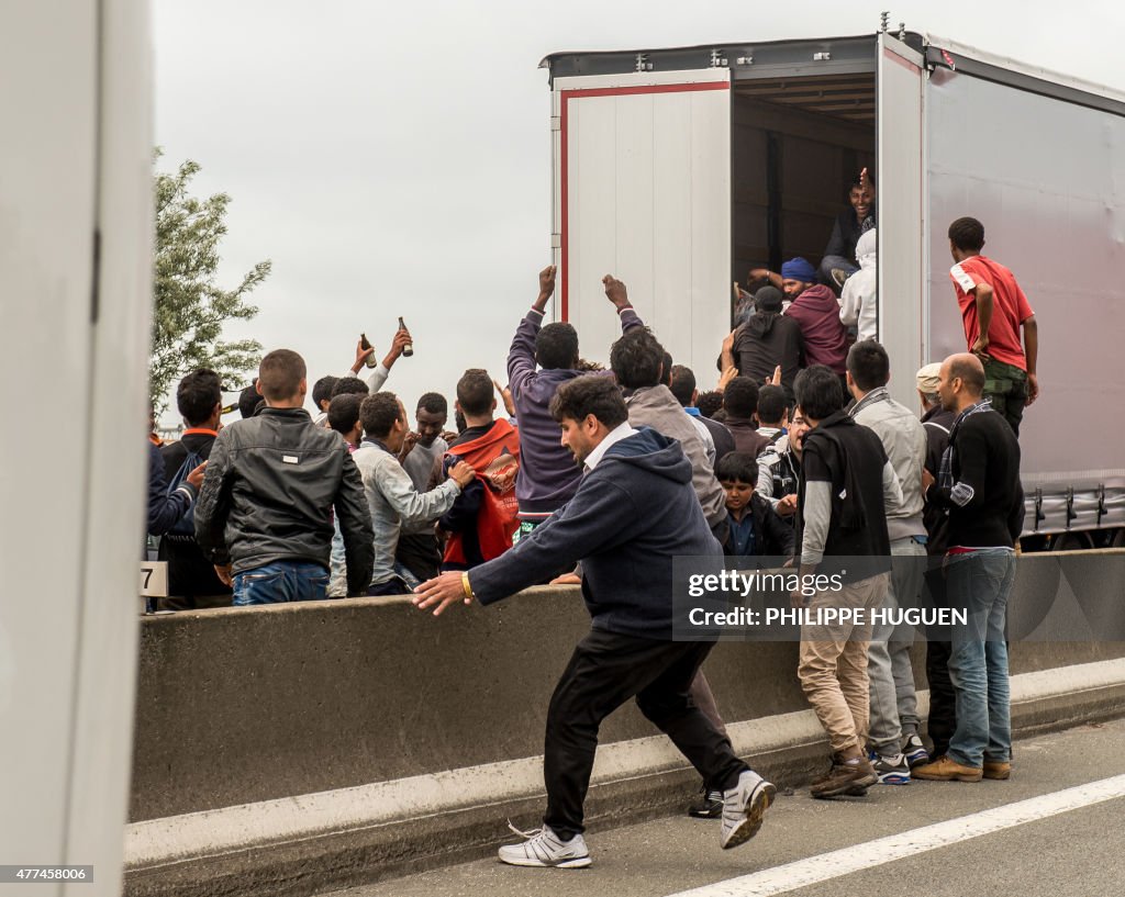TOPSHOT-FRANCE-BRITAIN-MIGRANTS