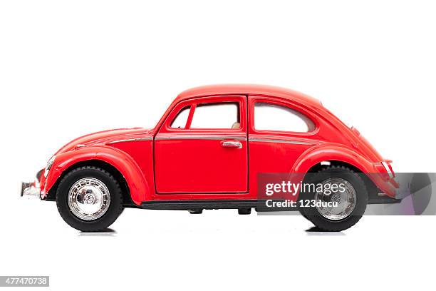 red volkswagen beetle - beetle stockfoto's en -beelden