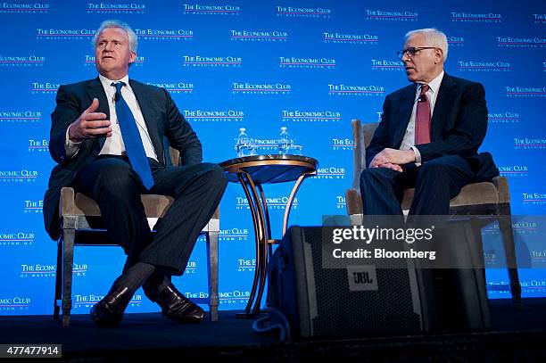 Jeffrey "Jeff" Immelt, chairman and chief executive officer of General Electric Co. , left, speaks with David Rubenstein, co-founder and co-chief...