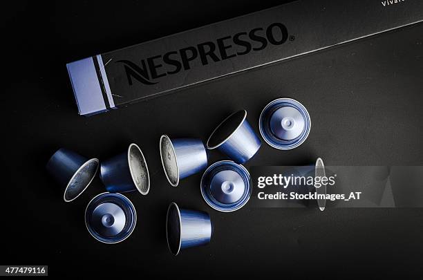 nespresso vivalto de lungo - capsule café photos et images de collection