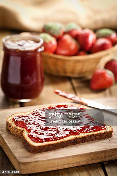 fetta di pane con marmellata di fragole italiano - marmalade foto e immagini stock