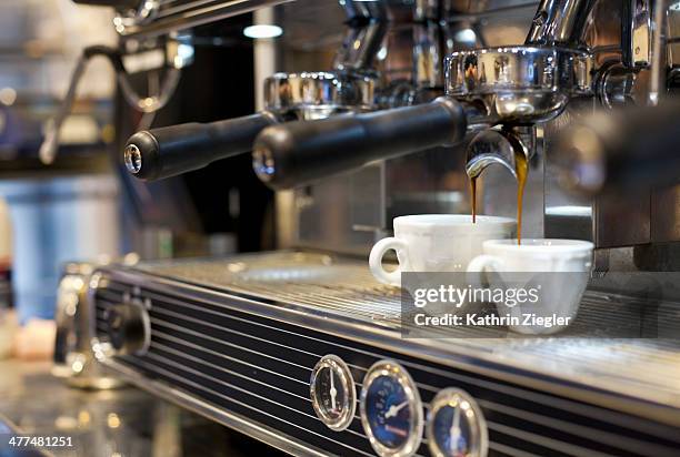 espresso machine pouring coffee into cups - caffettiera foto e immagini stock