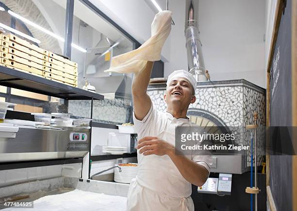 chef swirling pizza dough - pizza toss foto e immagini stock