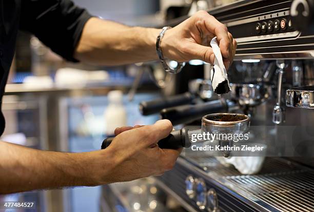 barista making coffee, close-up of hands - macchina per il caffè foto e immagini stock