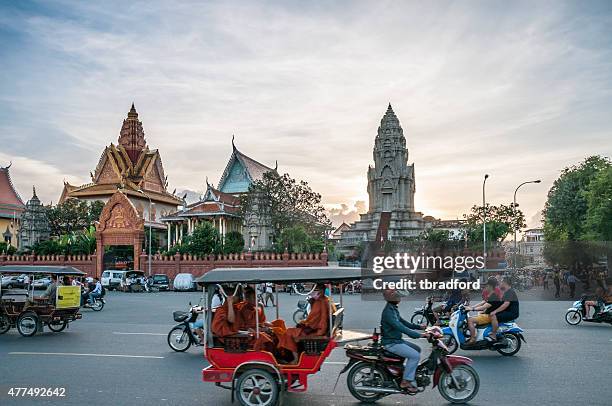 traffic outside wat ounalom at sunset in phnom penh, cambodia - phnom penh stock pictures, royalty-free photos & images