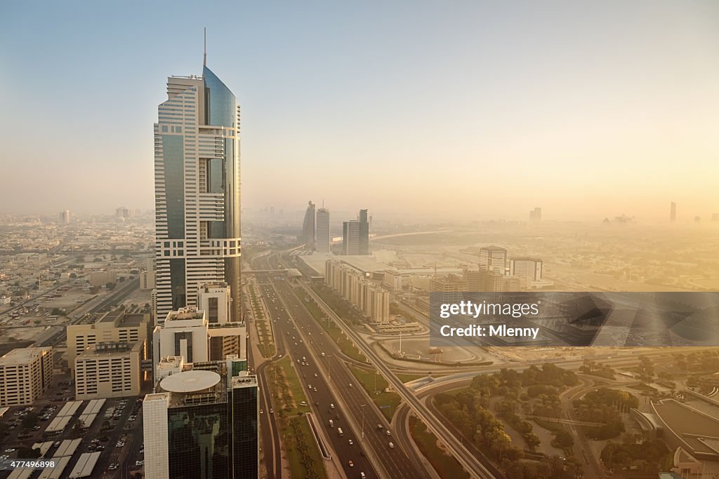 Dubai, Sonnenaufgang, Sheikh Zayed Road in der Innenstadt