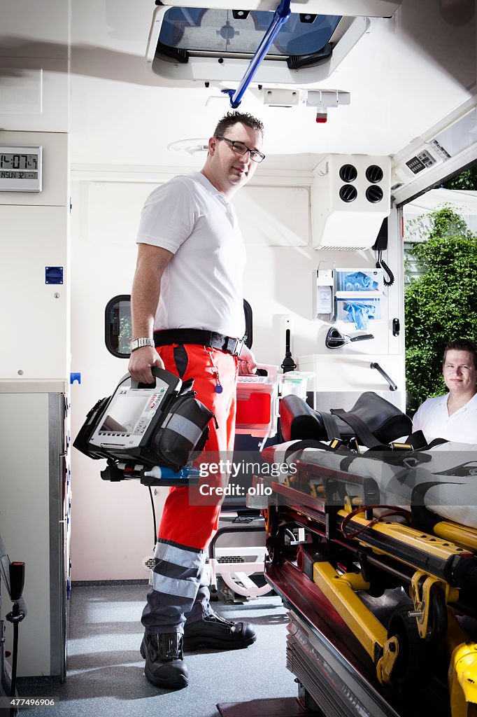 Auxiliaires médicaux ambulance équipement médical d'urgence