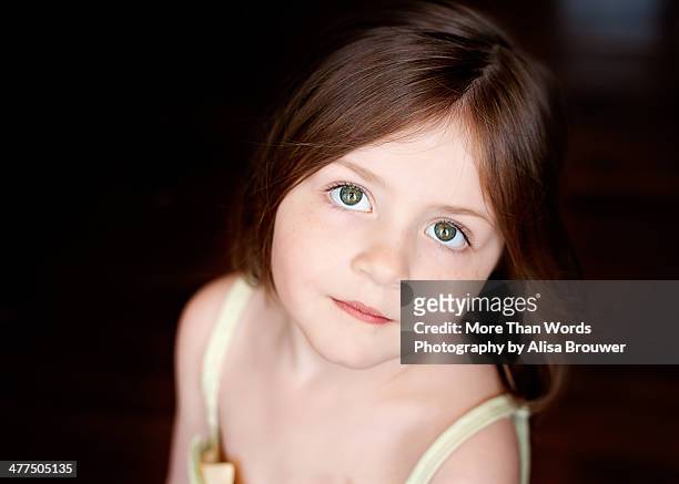 beautiful young girl with green eyes - ojos verdes fotografías e imágenes de stock