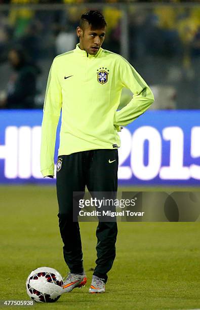 Neymar of Brazil warms up prior the 2015 Copa America Chile Group C match between Brazil and Colombia at Monumental David Arellano Stadium on June...