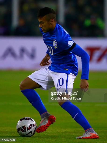 Neymar of Brazil drives the ball during the 2015 Copa America Chile Group C match between Brazil and Colombia at Monumental David Arellano Stadium on...