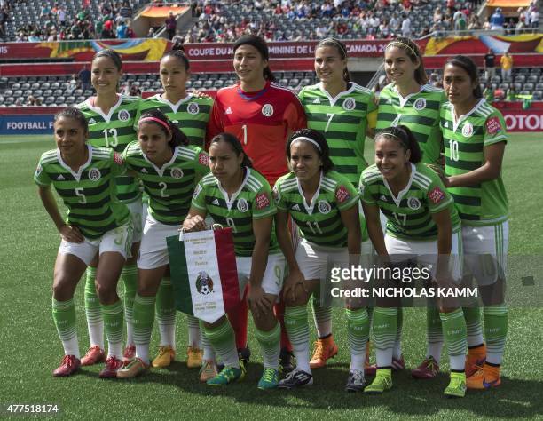 Mexico poses for a photo before a Group F match against France at Lansdowne Stadium in Ottawa on June 17, 2015. AFP PHOTO/NICHOLAS KAMM