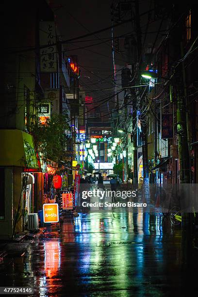 rainy tokyo streets at night - tokyo night stock pictures, royalty-free photos & images