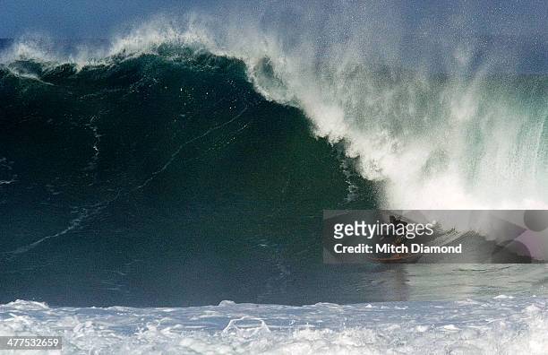 north shore powerful waves - haleiwa fotografías e imágenes de stock