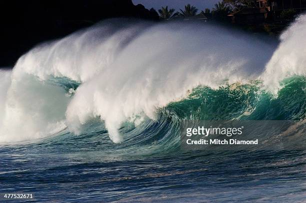 north shore powerful waves - north shore oahu stock pictures, royalty-free photos & images