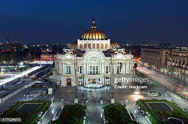 palace of fine arts in mexico city - paleis voor schone kunsten stockfoto's en -beelden