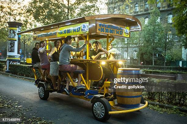 birra gite in bicicletta a budapest, ungheria - festa di addio al celibato foto e immagini stock