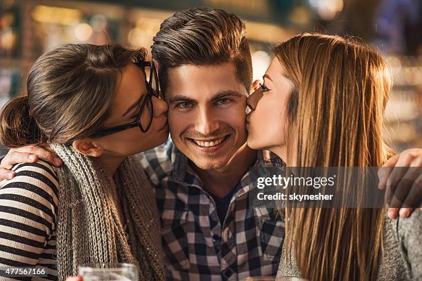 jeunes amoureux dans un triangle au bar. - polyamour photos et images de collection