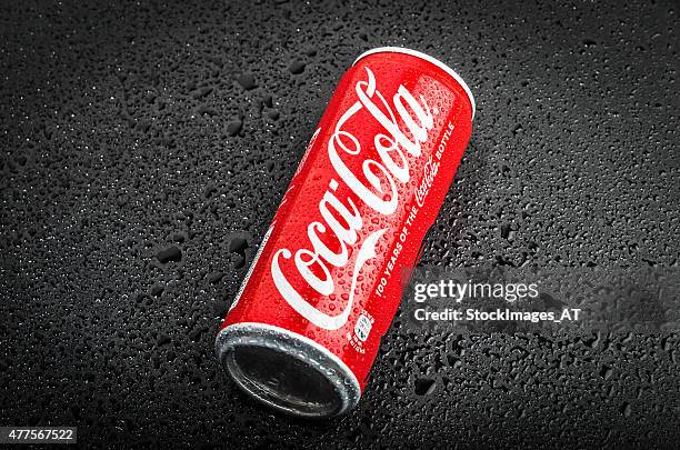 ice cold coca cola beverage - coca stockfoto's en -beelden