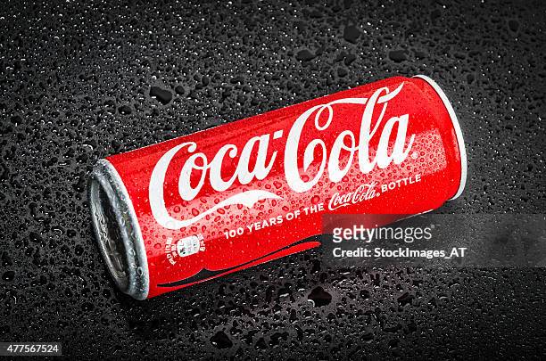 ice cold coca cola beverage - coca stockfoto's en -beelden