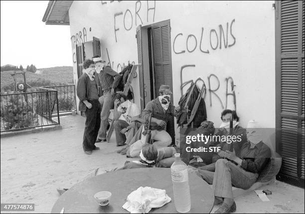 Un groupe de militants autonomistes corses de l'ARC, dirigés par Edmond Simeoni , masqués et armés, tiennent six hommes en otages, dont quatre...