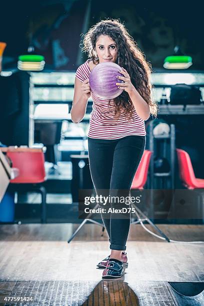 frau werfen bowlingkugel - bowling woman stock-fotos und bilder