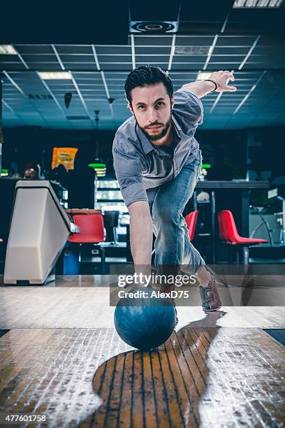 uomo lanciare palla da bowling - ten pin bowling foto e immagini stock