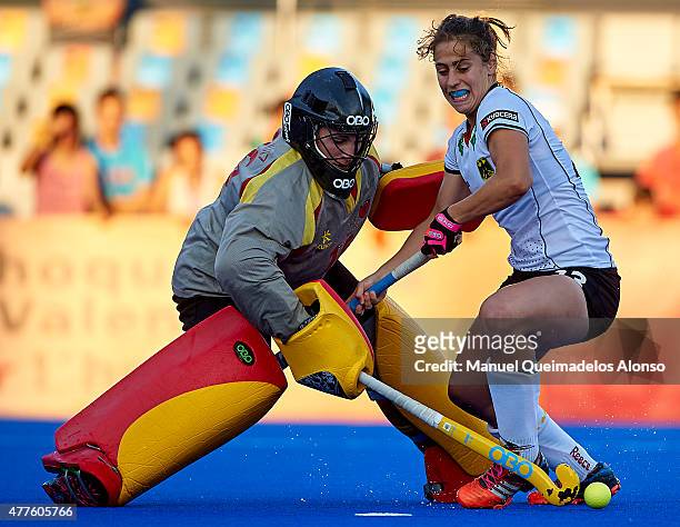 Marie Mavers of Germany competes for the ball with Maria Ruiz of Spain during the match between Germany and Spain at Polideportivo Virgen del Carmen...