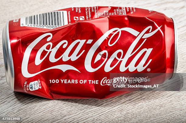 crumpled coca cola beverage - coca stockfoto's en -beelden