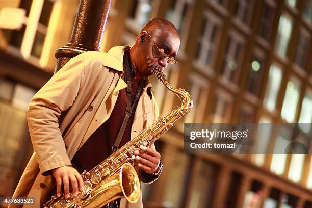 street saxophon-spieler - blues in the night stock-fotos und bilder