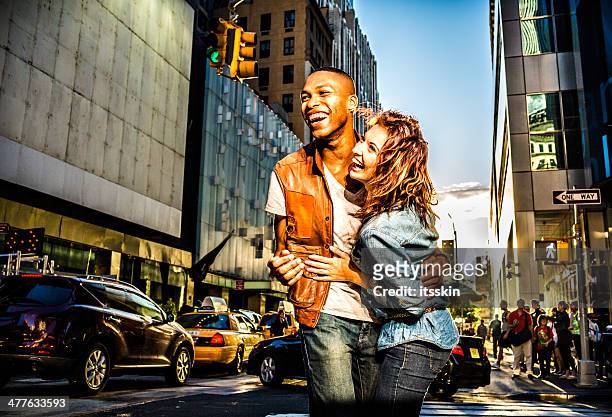 paar new york city-lifestyle - times square manhattan new york stock-fotos und bilder