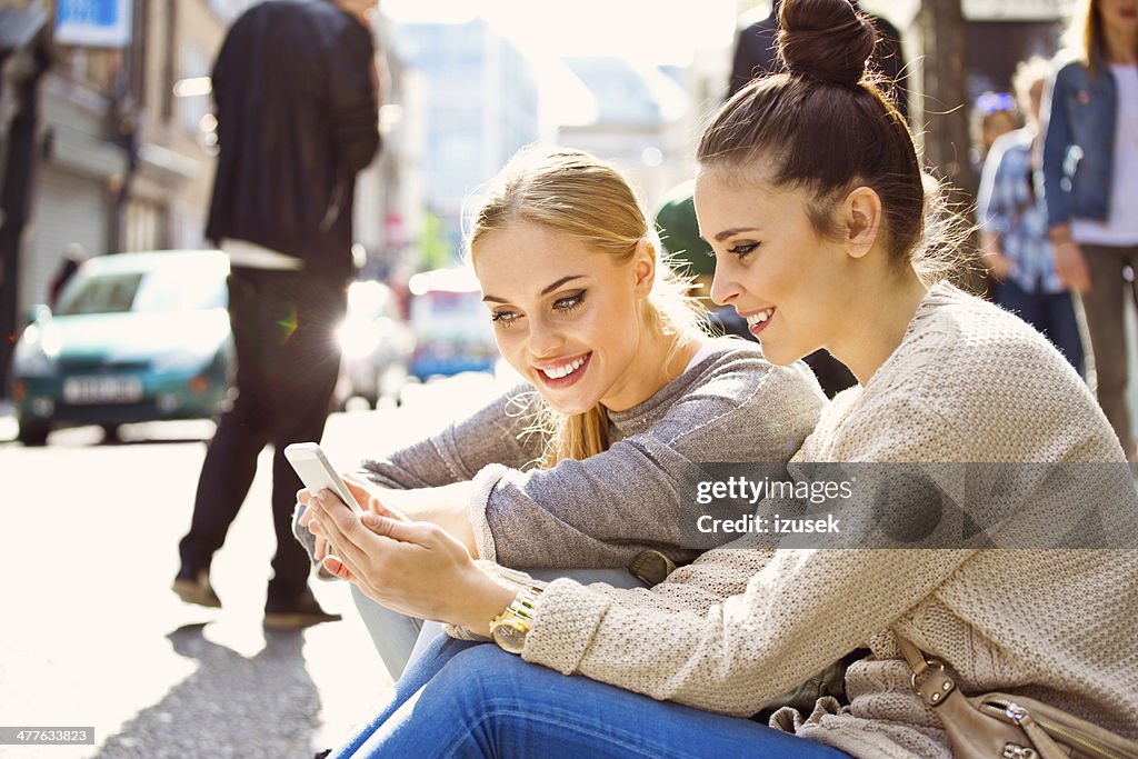 Jeunes femmes à l'aide de téléphone mobile intelligent