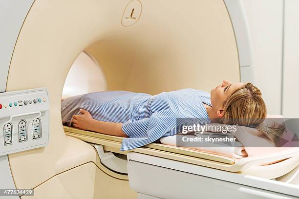 weibliche patienten. - pet tomograph stock-fotos und bilder