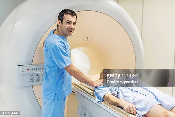 lächeln radiologe. - pet scan machine stock-fotos und bilder