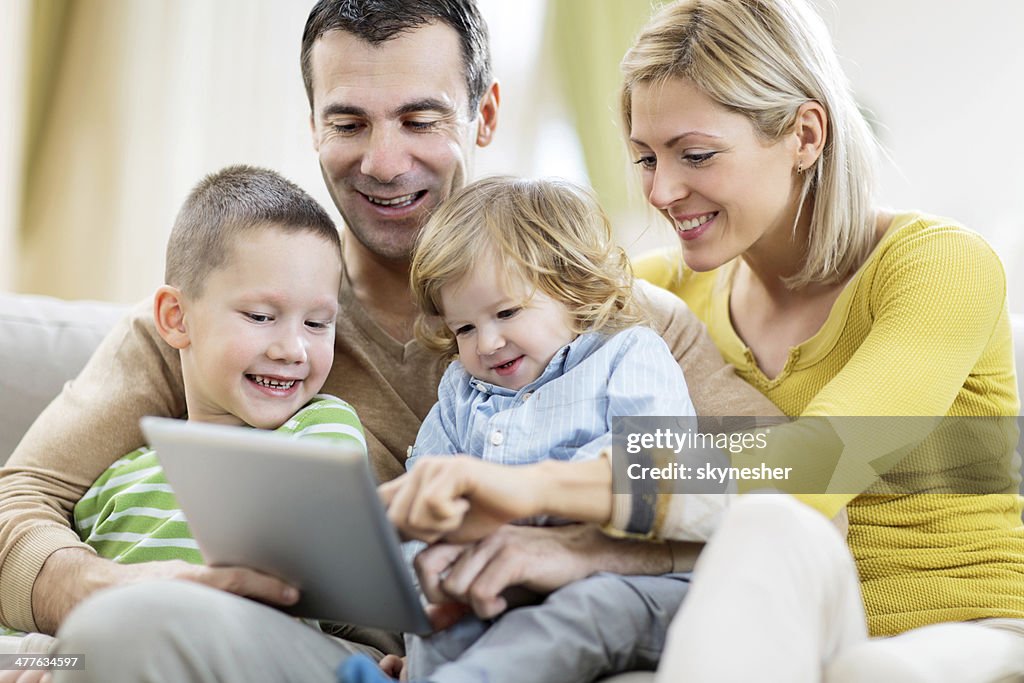 Família usando tablet digital.