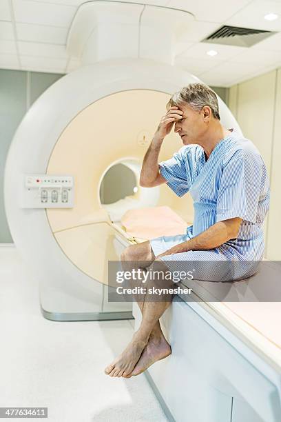 ältere patienten mit kopfschmerzen. - pet scan machine stock-fotos und bilder