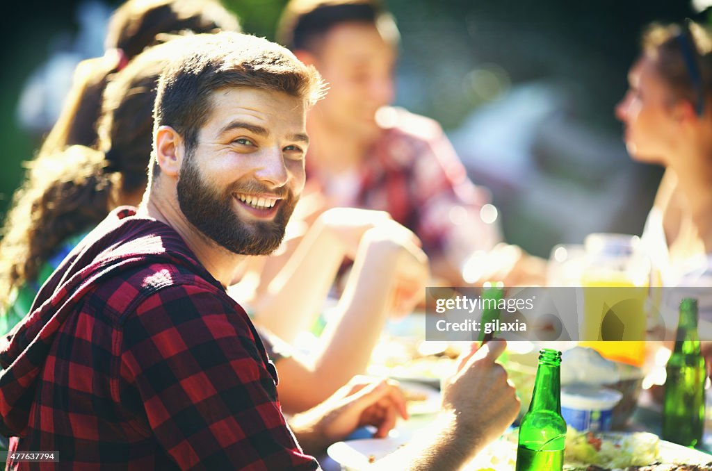 Gruppe von Freunden, ein Mittagessen im Freien.