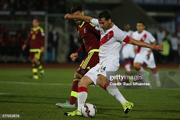 Claudio Pizarro of Peru shoots to score the opening goal during the 2015 Copa America Chile Group C match between Peru and Venezuela at Elías...