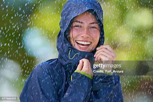 que el miedo de lluvia? no a mí. - impermeable fotografías e imágenes de stock