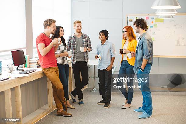 negocios moderno. - coffee break fotografías e imágenes de stock