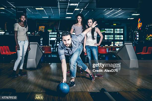 freunde spielen bowling - bowlingbahn stock-fotos und bilder