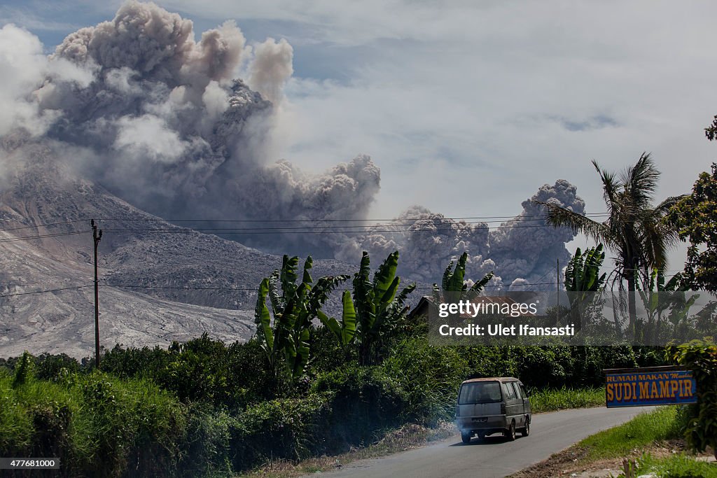 Locals Fear The Worst As Mt Sinabung Eruptions Continue