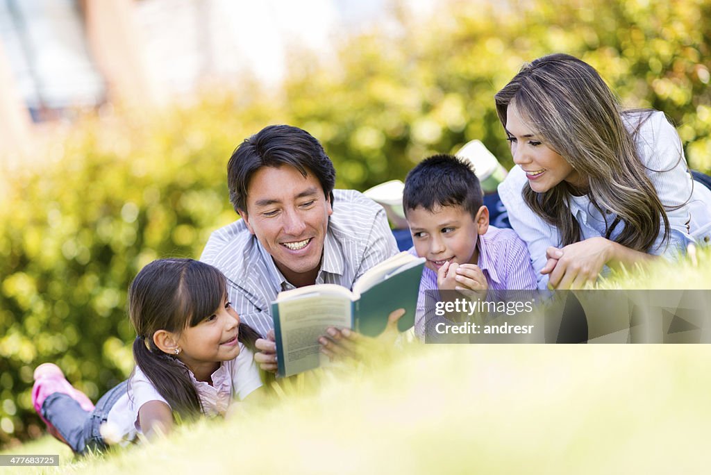 Vater liest seine Familie