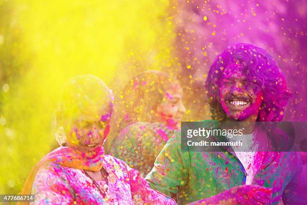 junge indische feiernden holi festival - holi festival in india stock-fotos und bilder