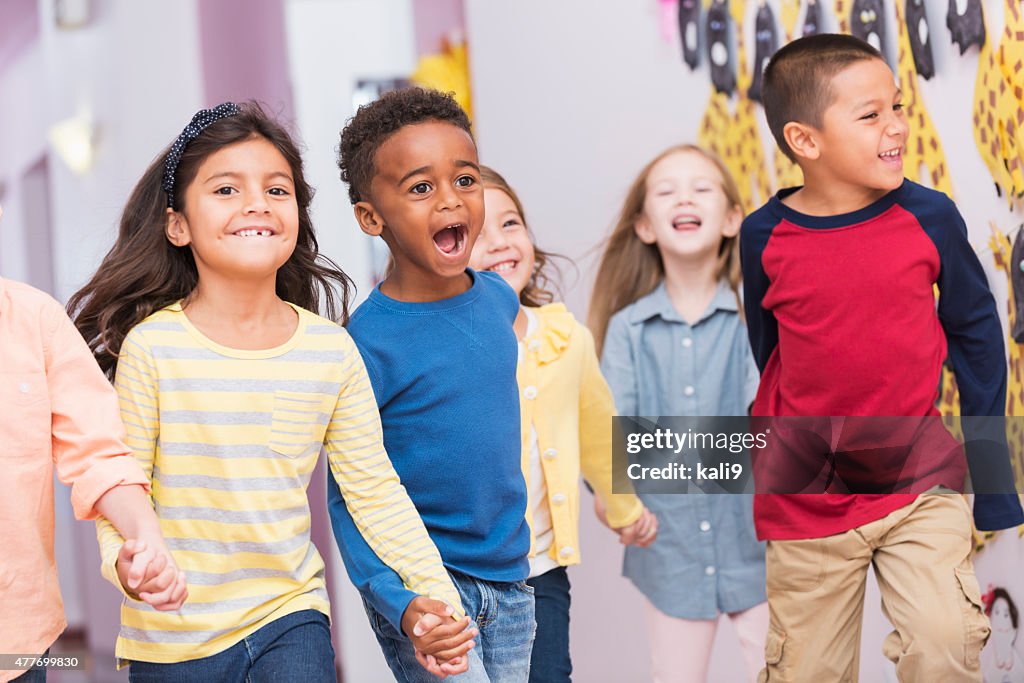 Rassen Schule Kinder glücklich zu Fuß durch den Flur