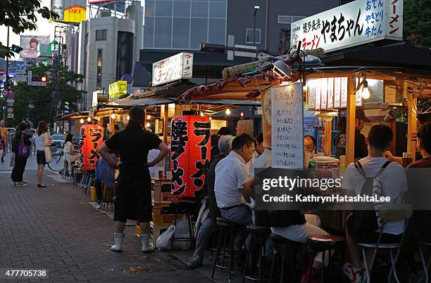 cena en yatai los establos de nakasu, en la ciudad de fukuoka, japón - prefectura de fukuoka fotografías e imágenes de stock