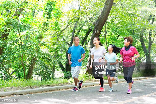 アクティブなご家族の健康 - 家族　日本人　走る ストックフォトと画像
