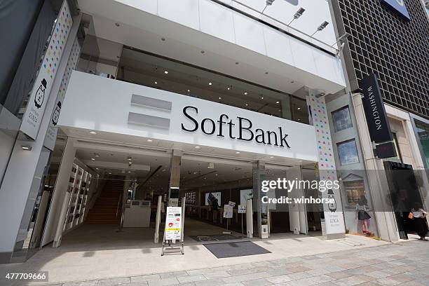 softbank flagship store en japón - softbank fotografías e imágenes de stock