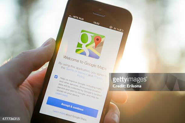 google maps sur l'iphone 5 - google marque déposée photos et images de collection
