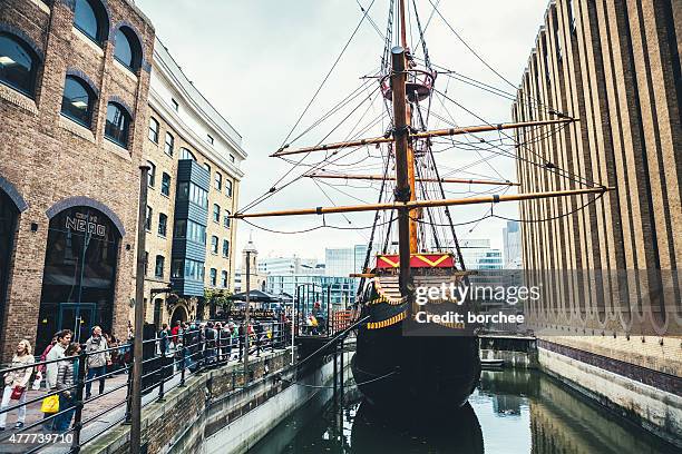 golden hinde ii barco en londres - golden hind ship fotografías e imágenes de stock