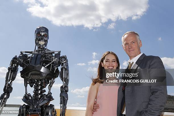 Terminar Directo Emilia Clarke Photos Stock-Fotos und Bilder - Getty Images